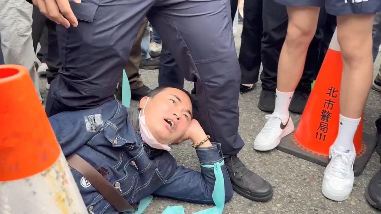 最新/吃屎哥又來鬧場了!躺地上大喊「柯文哲貪汙、賴清德來救我」遭警方抬走