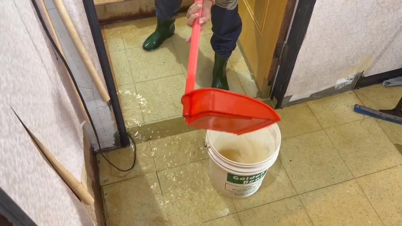 週六深夜強降雨　金山聖安宮一度水淹30公分高　積水雖退周邊仍一片泥濘
