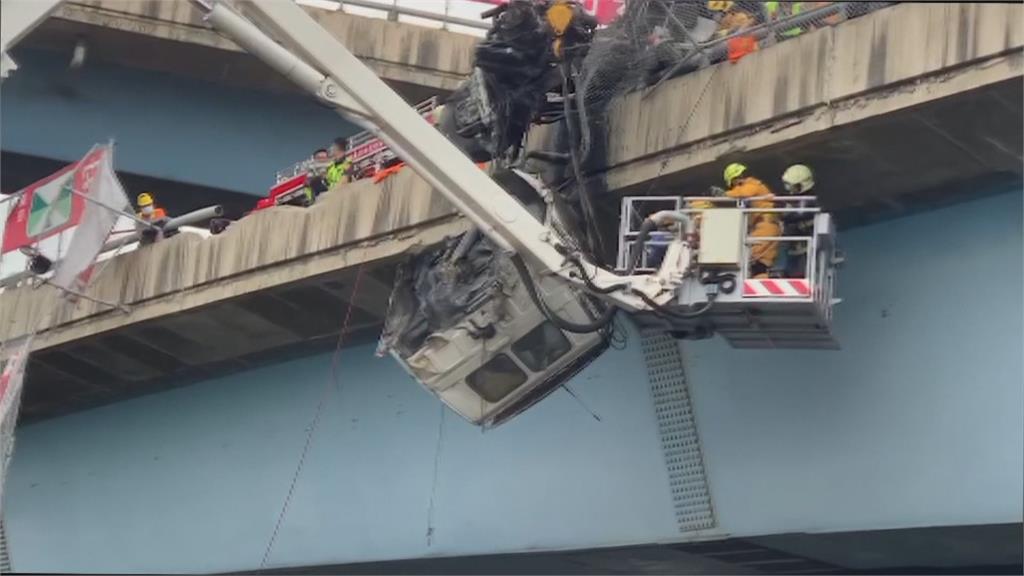 車頭懸空掛橋邊！飼料車國道撞破護欄　雲梯車驚險救人鏡頭曝光