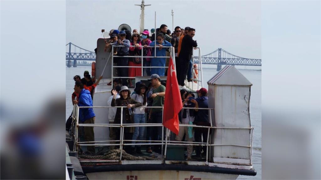 遊北朝鮮像難民團？56人擠1車共用1領隊
