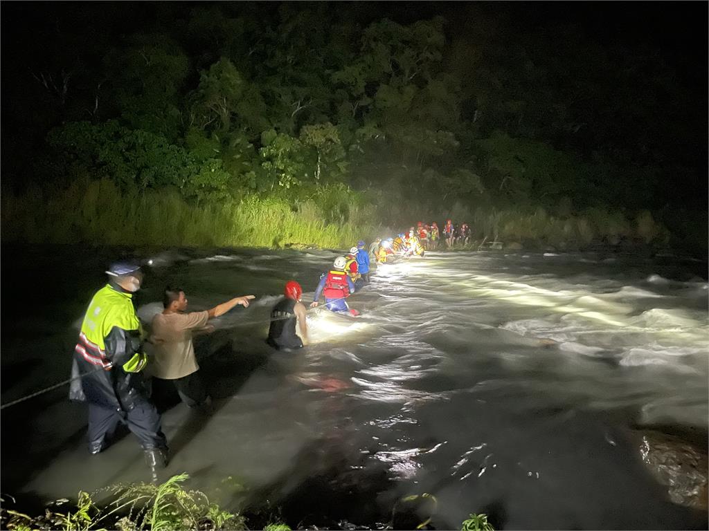 快新聞／宜蘭溯溪突遇溪水暴漲20人受困　警消緊急救援後全數脫困