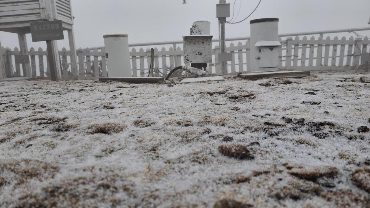 快新聞／玉山下雪了！結冰、霧淞交織銀白世界　美景曝光