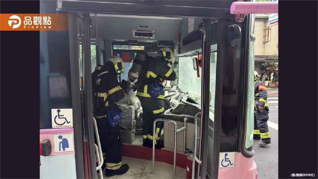 驚！北市電動公車開到冒煙　司機、乘客秒逃脫　