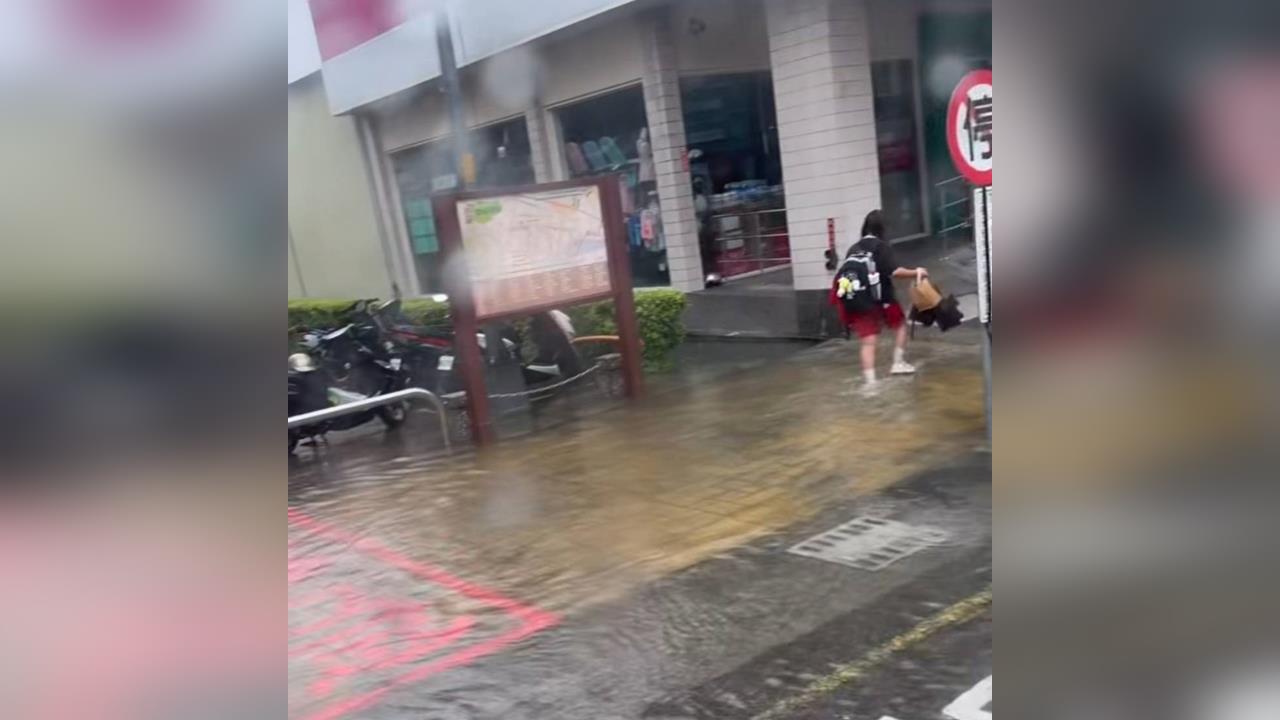 溼答答上學！　台中大里又淹水學生狼狽涉水而過