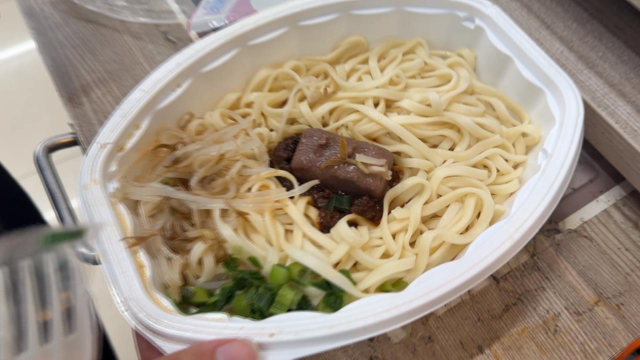 暗黑料理！超商開賣「維力炸醬巧克力拌麵」　民眾實測：好甜