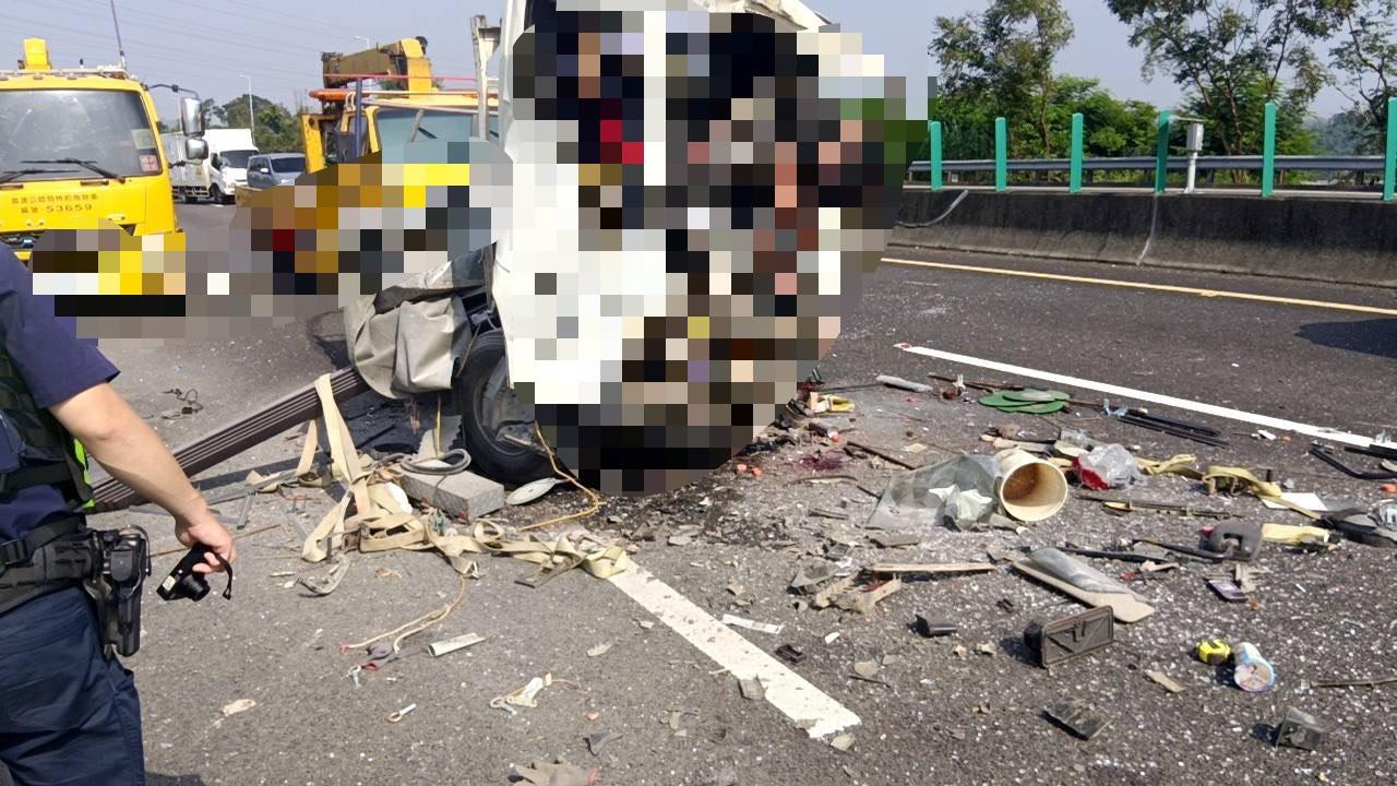 最新/國3南下嘉義路段2死追撞車禍 車頭全毀恐怖畫面曝
