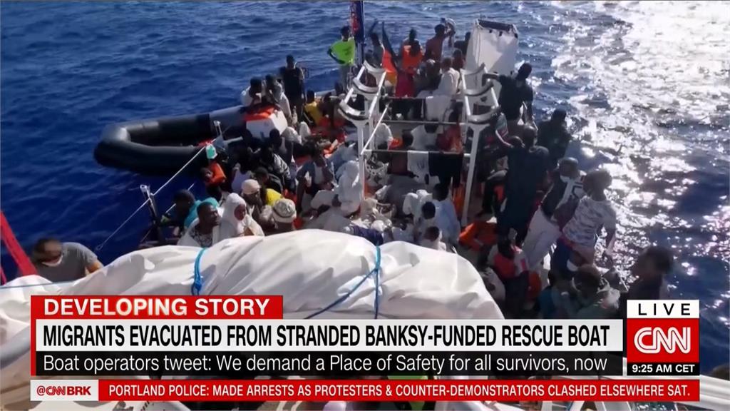 疫情悲歌！難民擠爆救難船 歐洲多國不願收