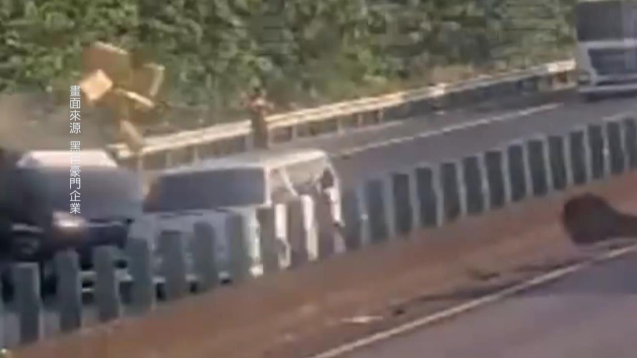 驚險！彰化騎士左轉撞直行遊覽車　國３小貨車停車線遭後車衝撞翻車