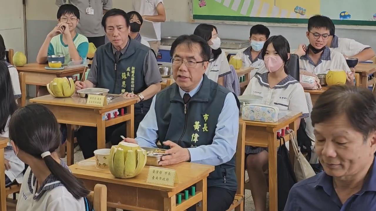 黃偉哲化身打菜員陪學生吃午餐　送文旦歡慶中秋節