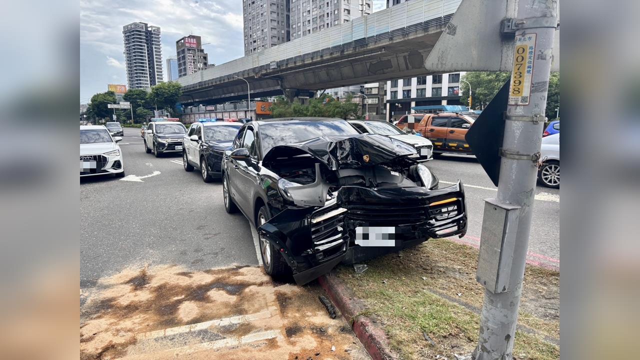 快新聞／又毒駕！板橋保時捷狂飆「沒煞車」直撞燈桿　現場慘況曝光