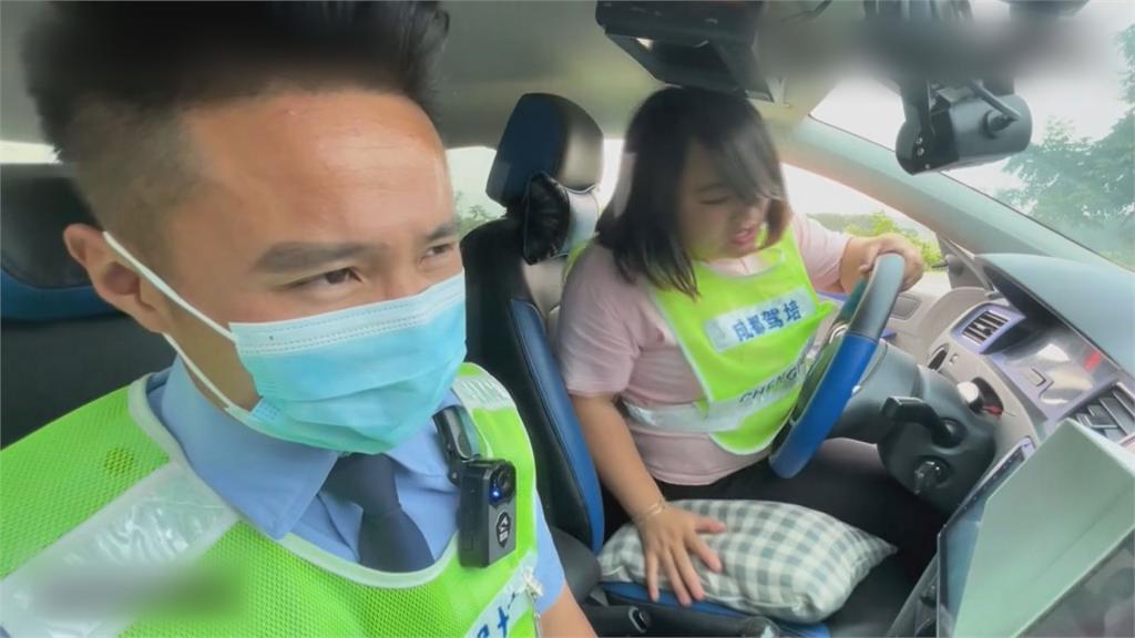 棉花糖妹卡駕駛座動彈不得！考官貼心舉動反被怪　網笑：太難了