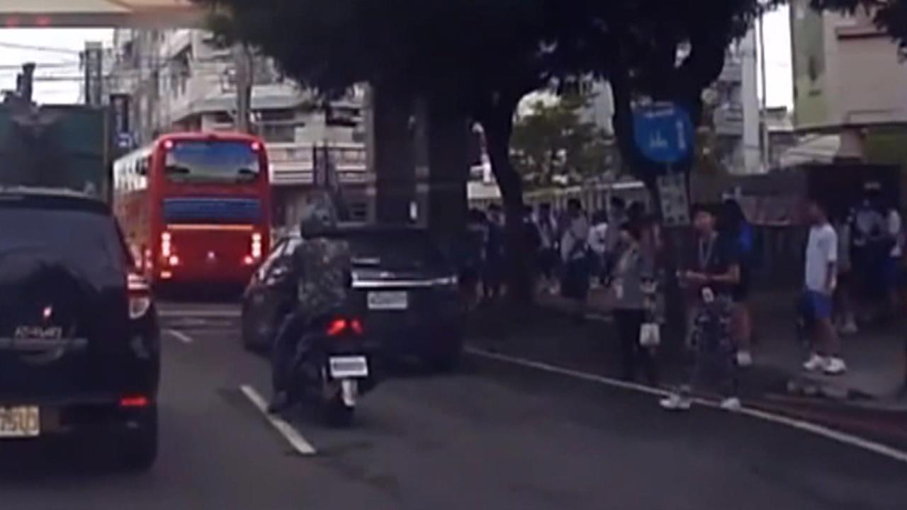 開學日大遲到！中鹿客運５２５駕駛睡過頭　台中大雅近７０學生等嘸車