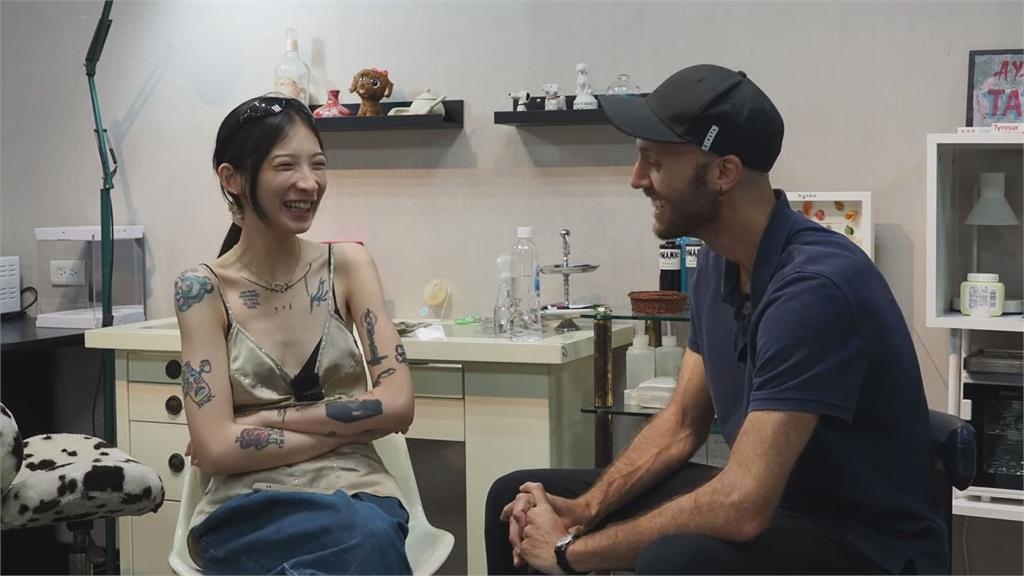 正妹刺青師曾為叛逆紋身　曝警察父反應：表達在家庭裡的自由