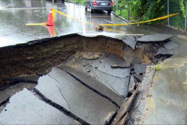 彰縣體育場環場道路 出現寬3公尺大坑洞