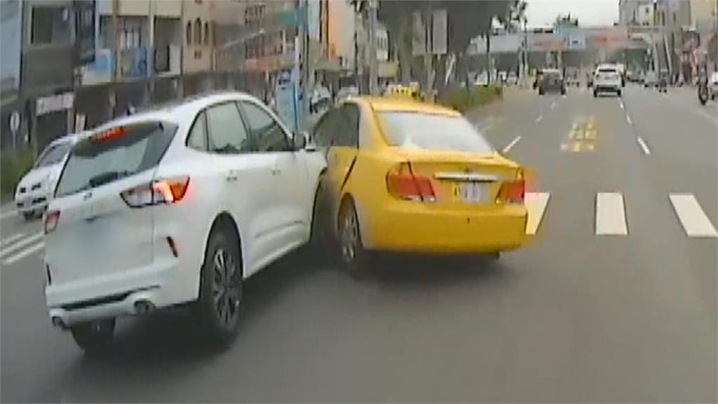 計程車變「螃蟹車」橫行挨撞　消防員即刻救援