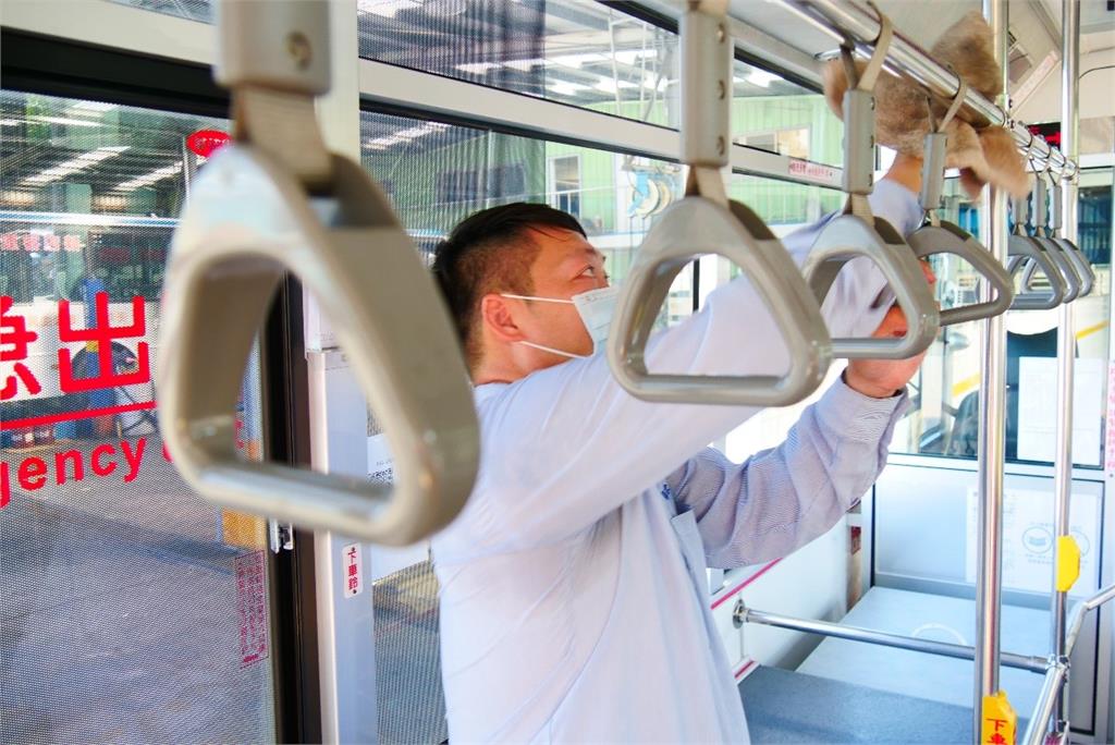 他見學生專車「秒上癮」大喊：蛤 ！有聲音公車亮點曝「網喊想搭」
