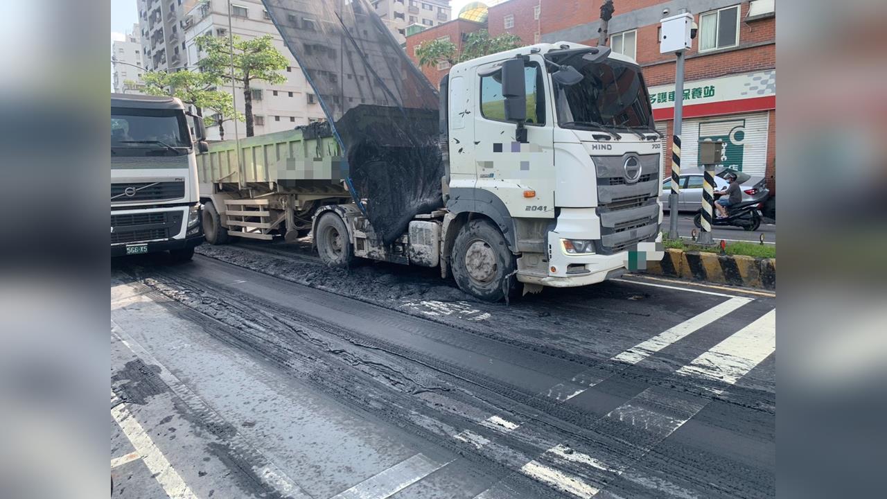 快新聞／車斗故障紅燈急煞！新北砂石車噴泥　路口秒變「污泥戰場」