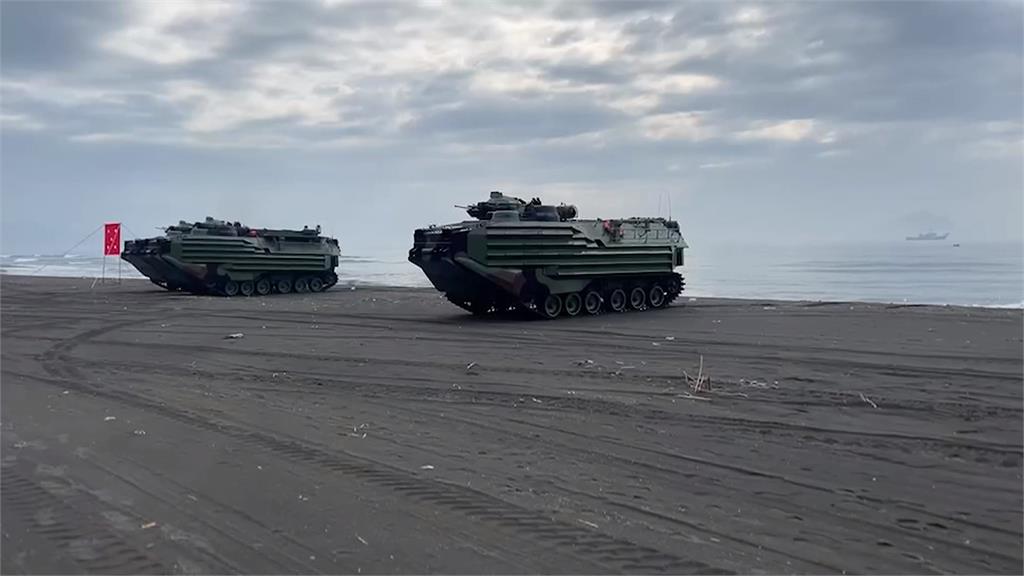 國軍宜蘭反登陸操演！　三輛AAV7兩棲突擊車從登陸艦搶灘