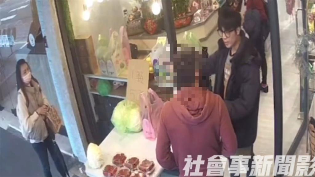 情感認知不同！水果店外與女子吵架翻桌　男子事後花1400元買走摔壞草莓