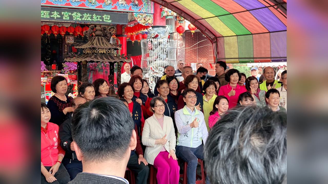 快新聞／走春拚人氣！蕭美琴合體温世政祈福　南投草屯永和宮發福袋