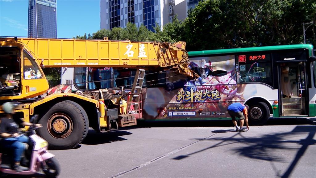 悚！起重機懸臂插進公車 乘客跳開躲死劫