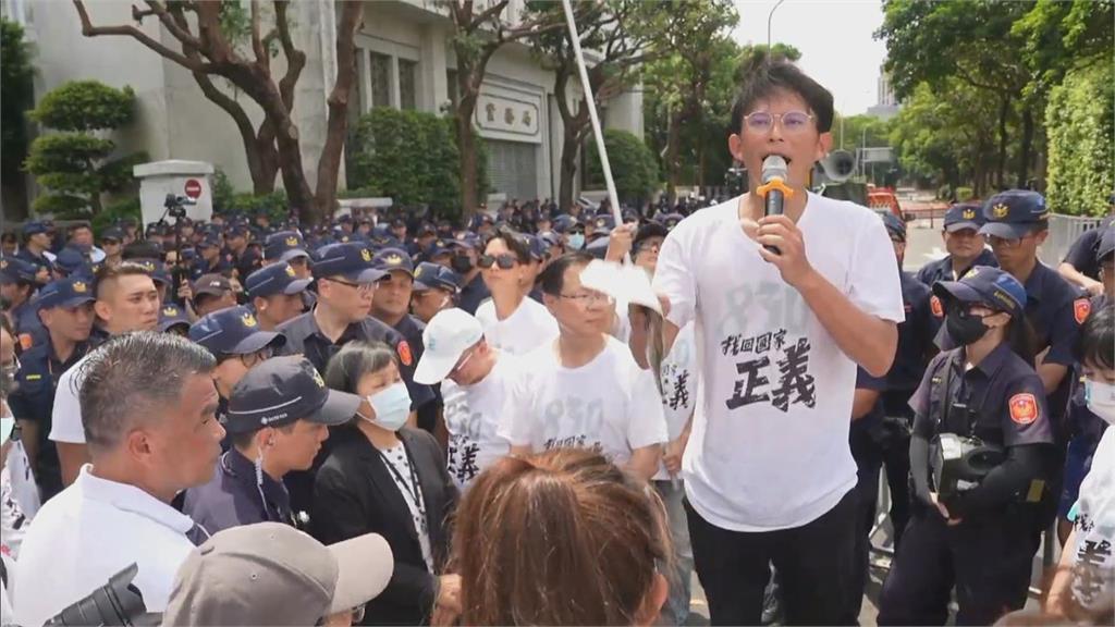 快新聞/黃國昌率小草拆拒馬釀8警傷「涉違法送檢偵辦」 民眾黨竟反嗆這點