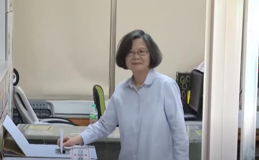 快新聞/蔡英文投票了!驚喜現身大安國中 投完神聖一票後低調離開