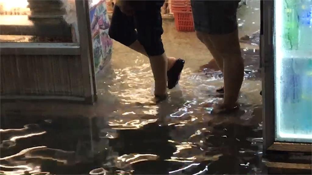北港晚間滂沱大雨！50戶店家被淹
