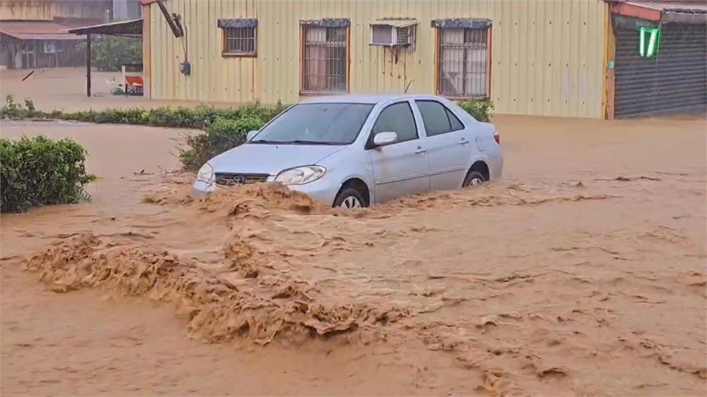 雨彈狂炸！　金山萬里淹水成災　陽金公路成「水路」多車拋錨