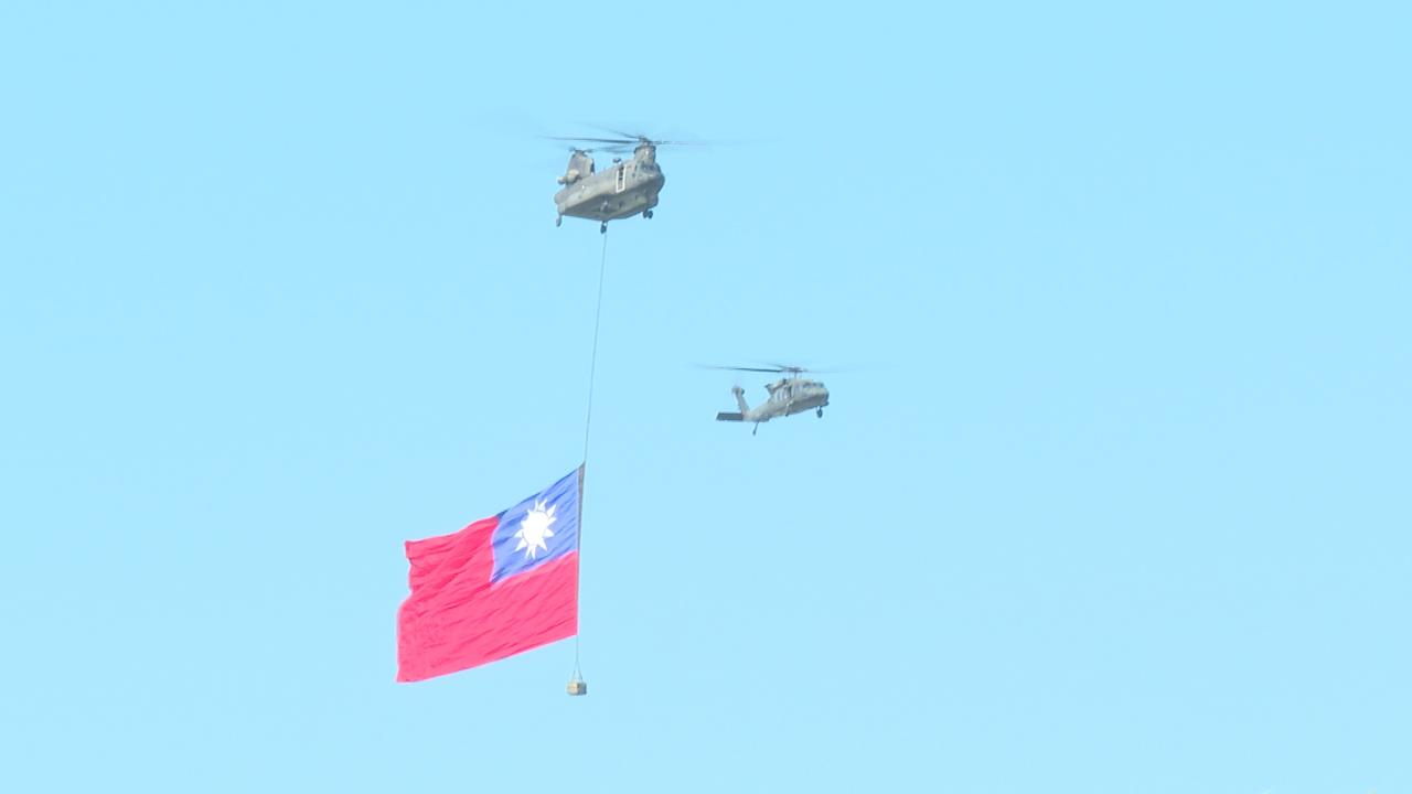 國慶大會總統府前預演　5架勇鷹組雷虎小組噴三色煙衝場