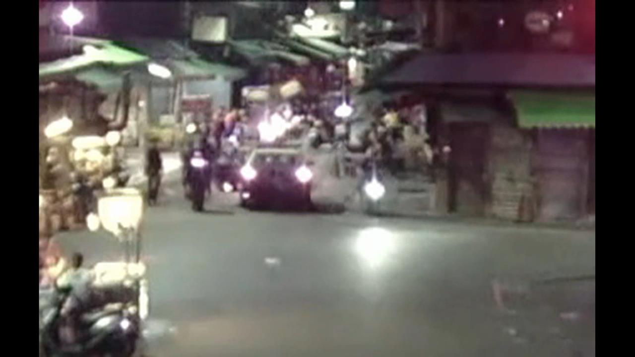 蘆洲婦騎車撞死小貓丟路旁　攤商要求吊樹頭爆衝突