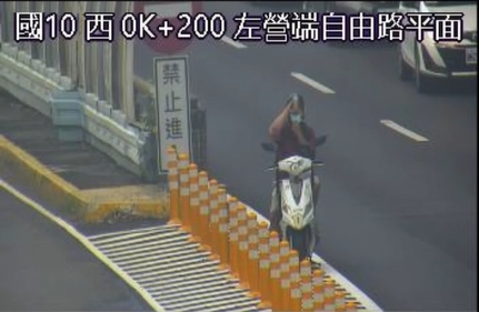 騎士誤闖國道危險行徑全都錄! 「立中柱、停槽化線」近5分鐘