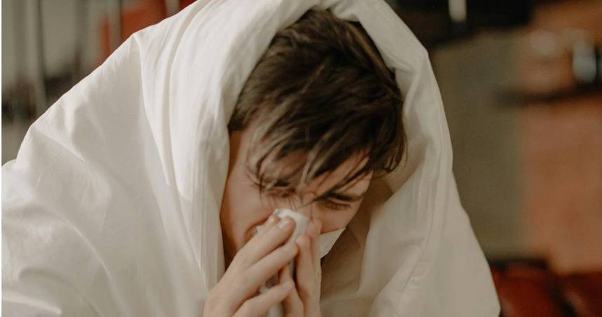 一躺下就鼻塞？醫曝關鍵原因　「拳頭夾腋下」最快20秒暢通