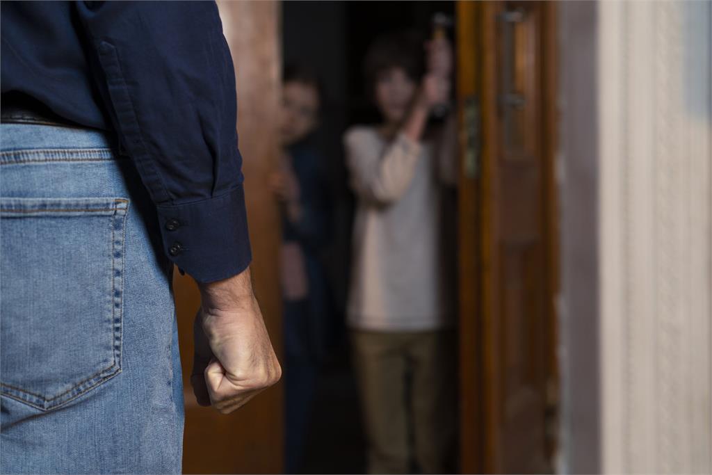 隨機擄人？陌生女尾隨男童進門上樓　竟稱「是仲介」