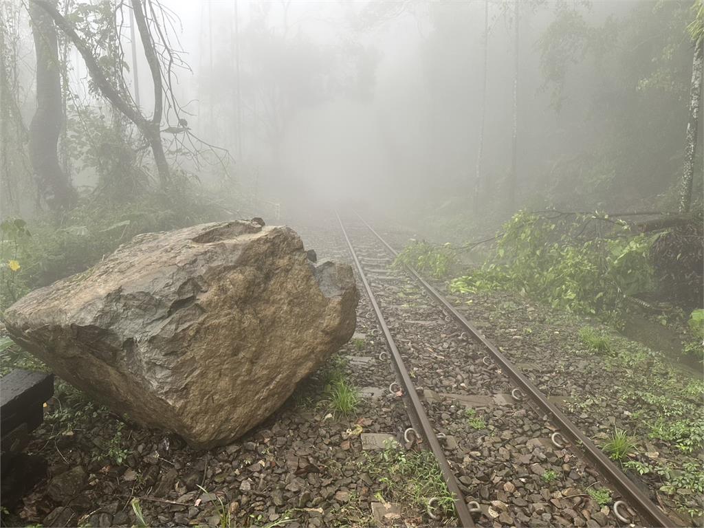 快新聞/西南風挾帶豪雨!阿里山多處土石崩落 林鐵本線持續停駛