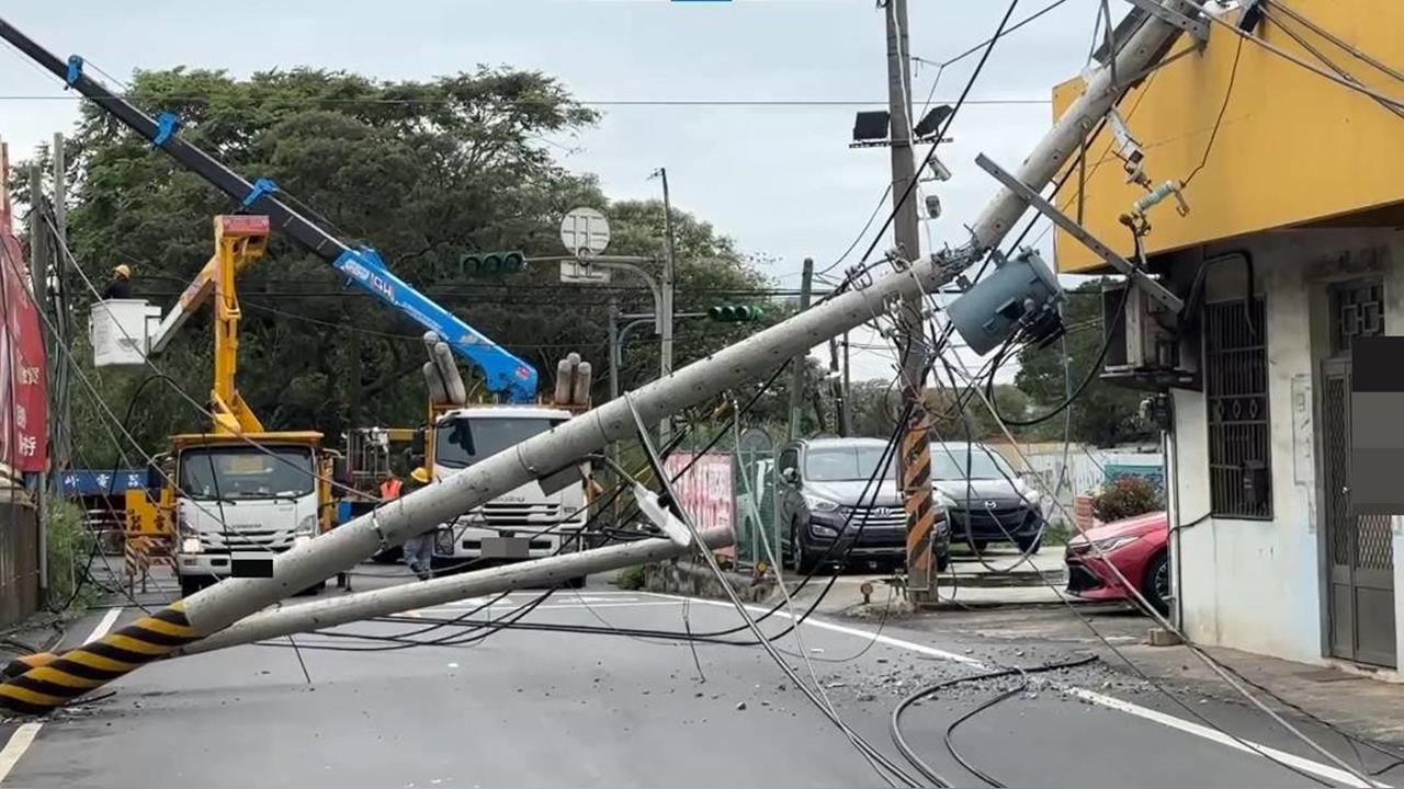 快新聞／桃園大貨車勾電線！9根電桿瞬間倒塌　釀460戶停電