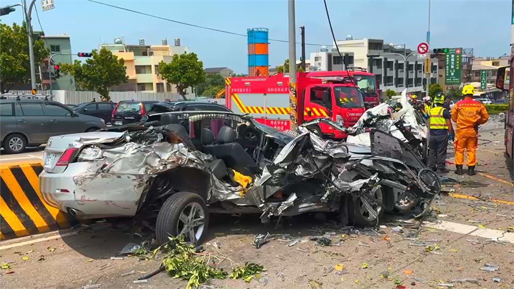 快新聞／悚！台中沙鹿嚴重車禍　向上路「長下坡」多車追撞11人送醫
