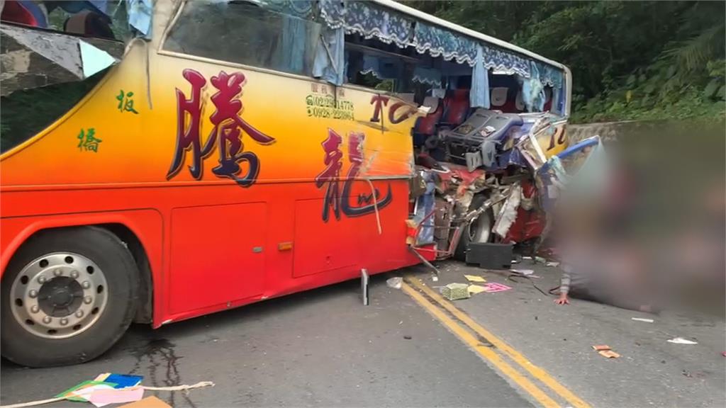 踩嘸剎車！ 蘇花遊覽車撞山壁 5人無生命跡象