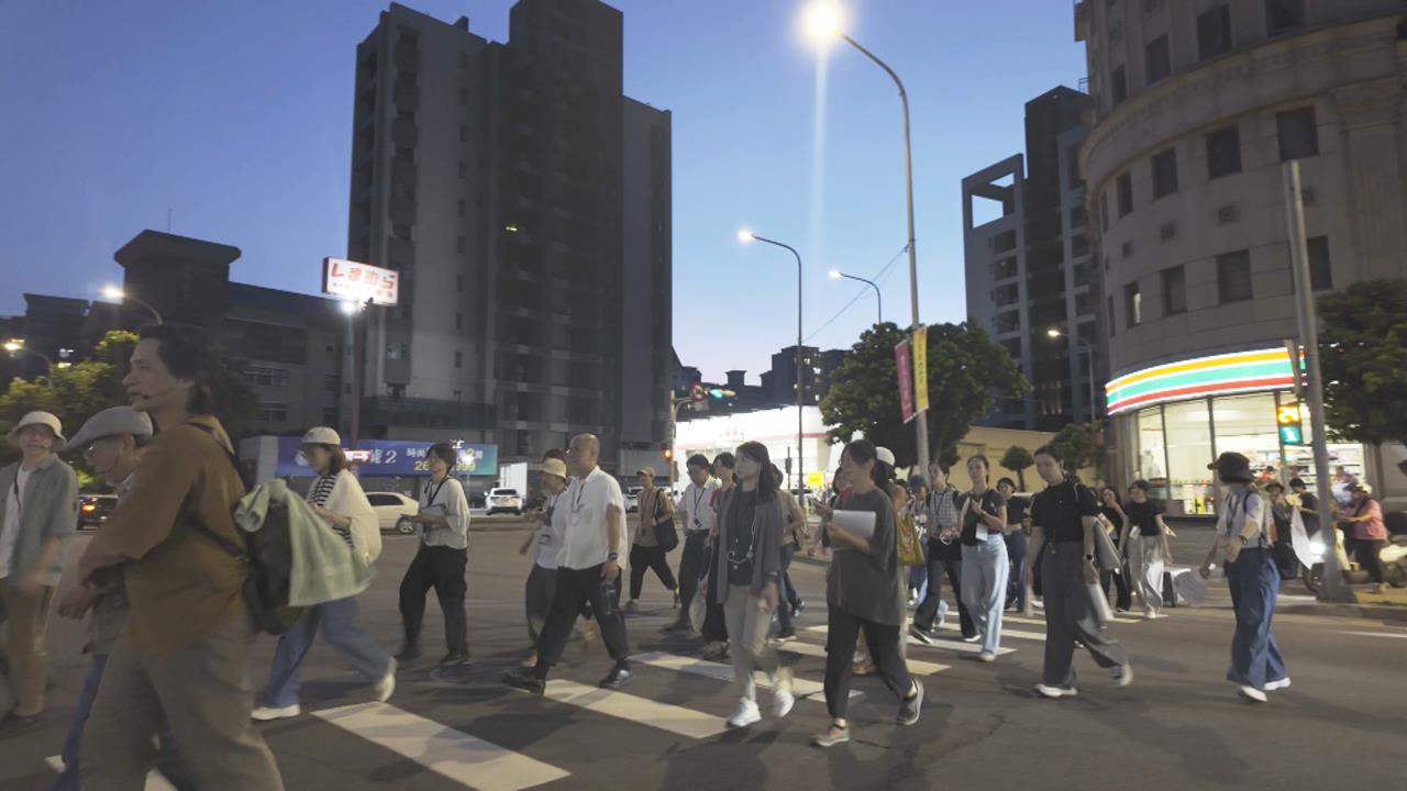 異言堂(影)/在街上一起找走失阿嬤 "遊走劇"把街道巷弄變成表演舞台