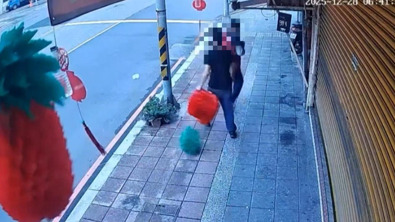 手癢？無聊扯下店家「鳳梨彩球」　民俗專家：觸霉頭