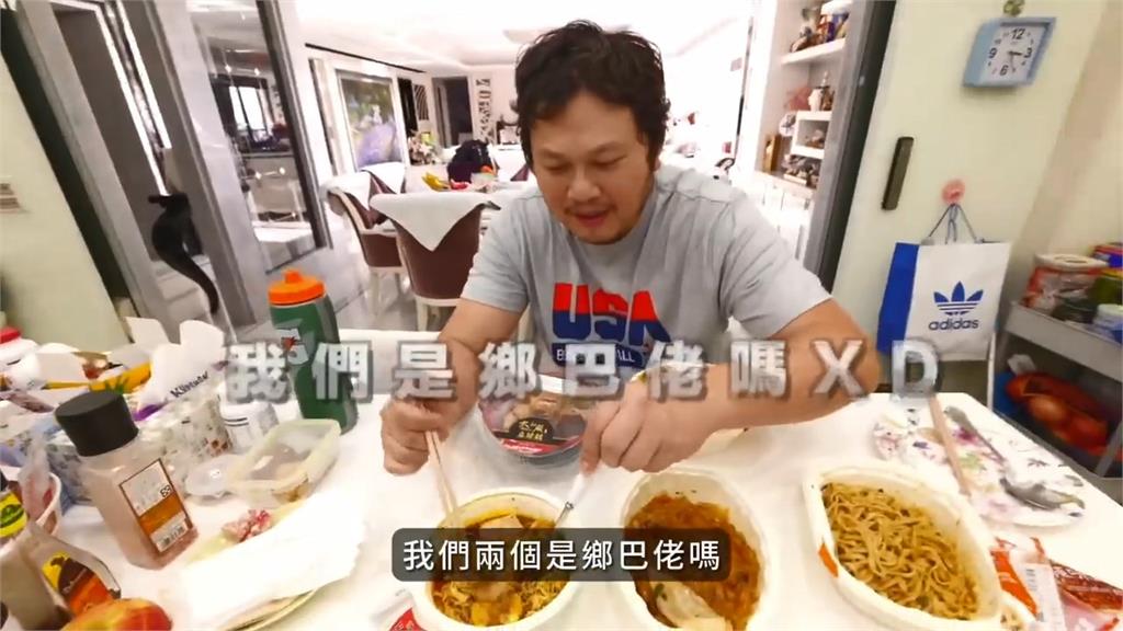 睽違4年返台！他狂掃2大袋超商美食　嗨喊：比美國大部分的中餐店好吃