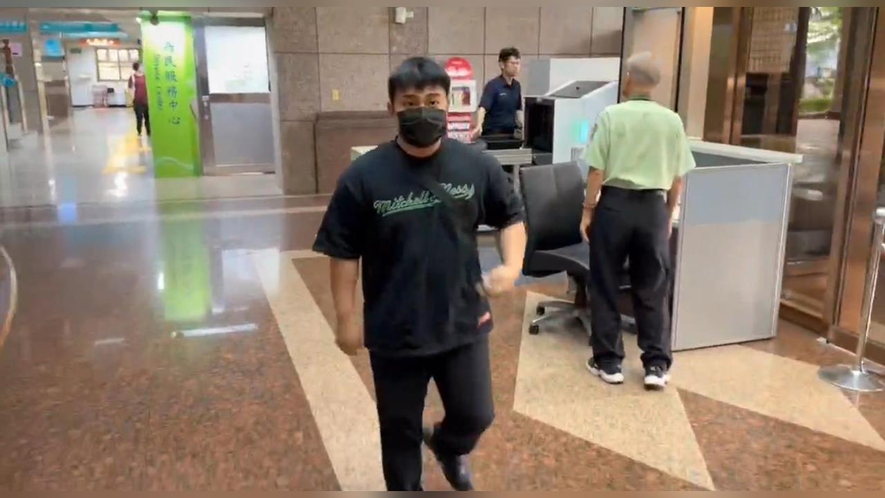 快新聞／邱軍認酒駕！辯護律師爭執肇逃求「減刑」　法院裁定曝光