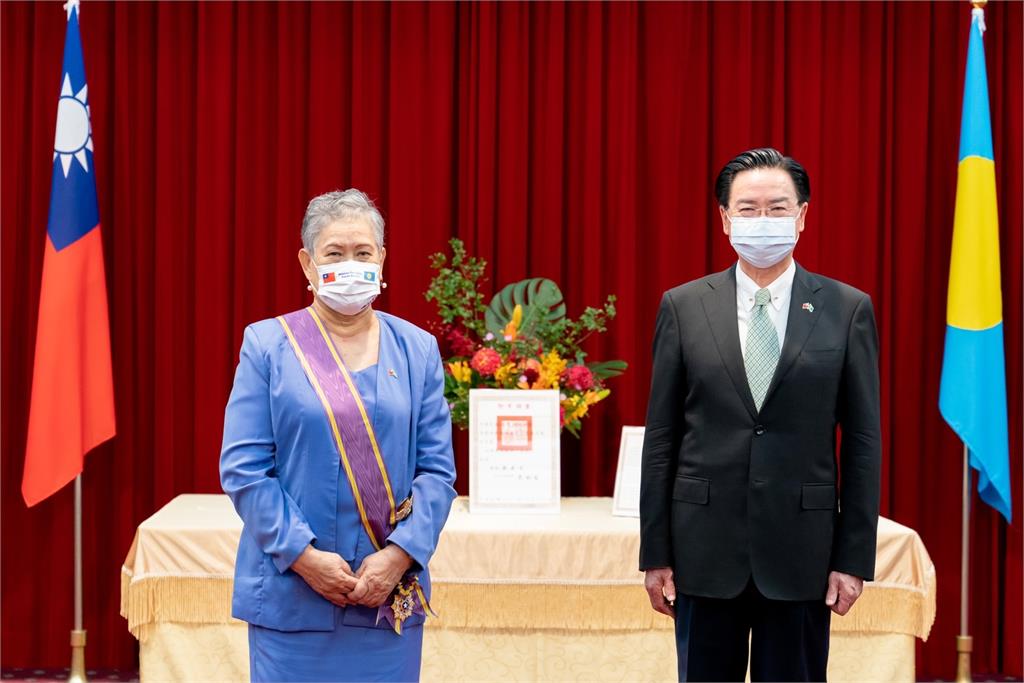 快新聞/獲吳釗燮贈勳 帛琉駐台大使歐克麗:台灣是友善堅強的盟友