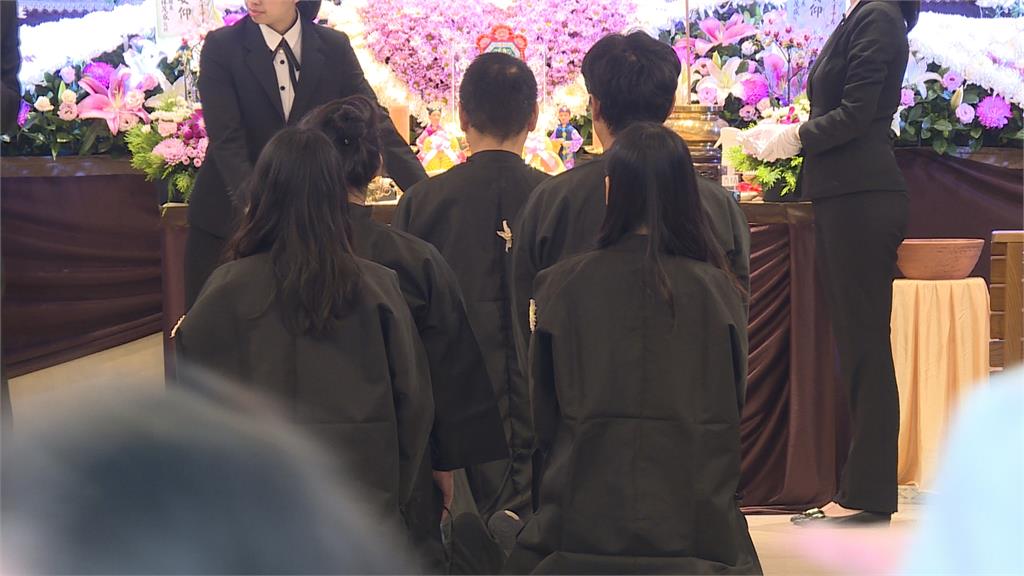 宜蘭綠博小火車翻覆造成1死1傷　死者妻坐輪椅送丈夫最後一程