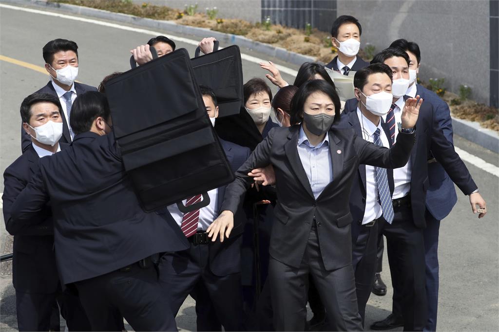 安倍隨扈受質疑！網翻出「南韓鐵桶陣」　10多人肉身保護朴槿惠