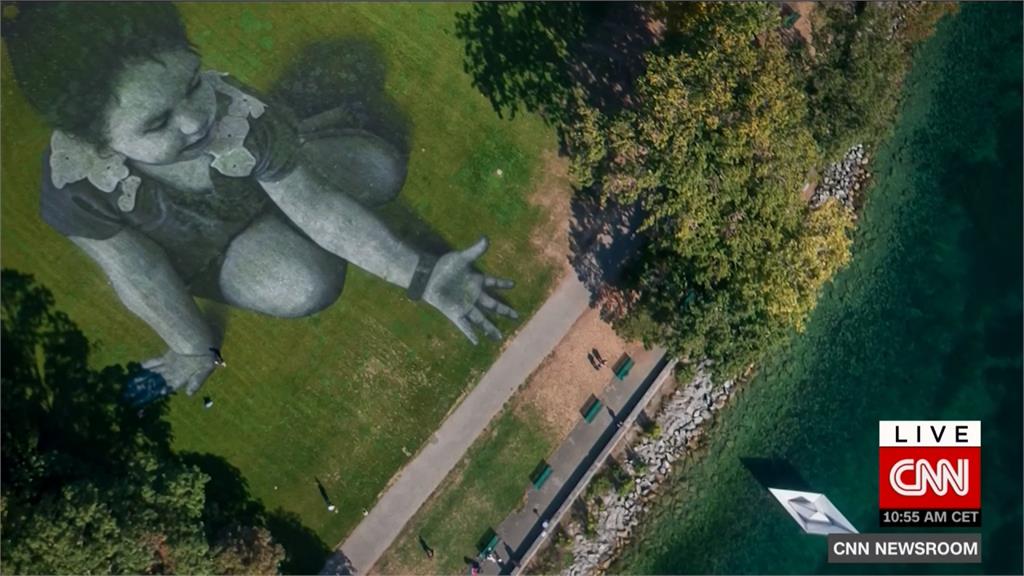 日內瓦湖畔草地現巨幅「放紙船小女孩」 籲關注歐洲難民