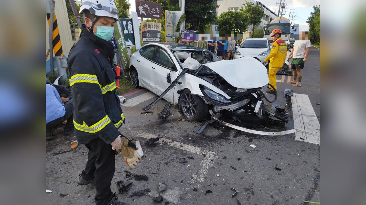 快新聞/特斯拉追撞水泥車噴飛釀1死7傷 驚悚影像曝光