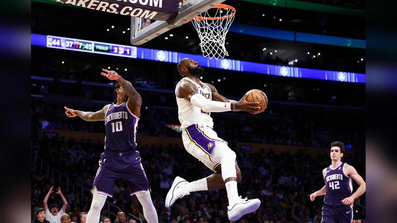 NBA(影)／要41歲了灌籃還是跟喝水一樣！詹皇二度炸框「雙手反勾+空中接力」