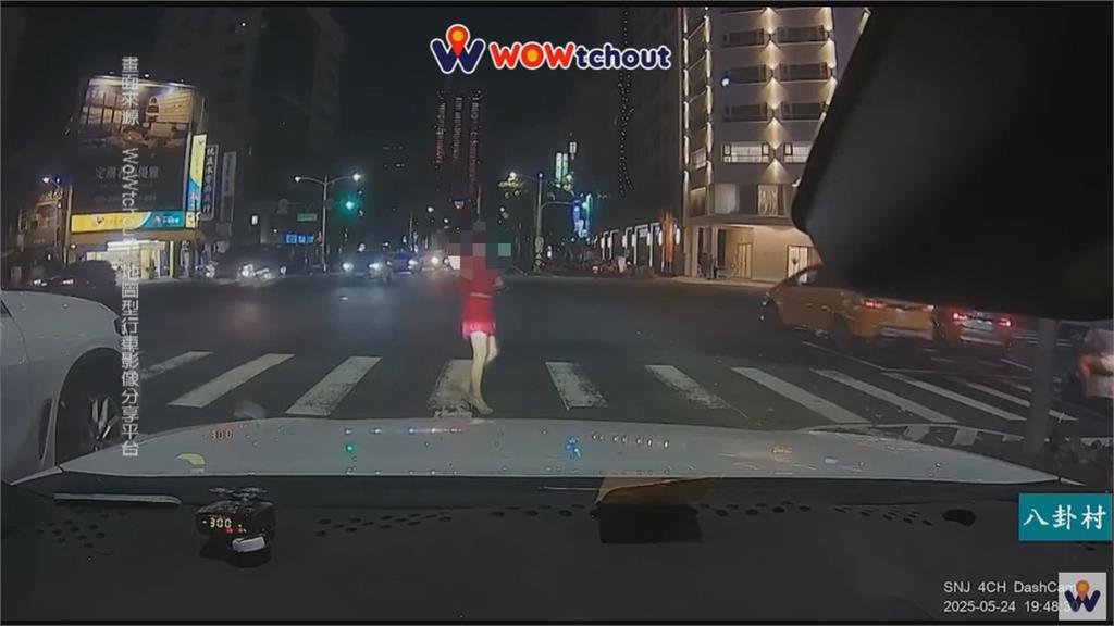 農曆七月還沒到！高雄紅衣女闖紅燈　下秒「這舉動」嚇壞駕駛