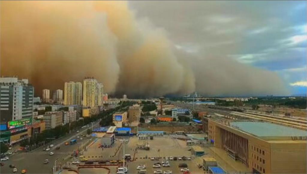 沙塵暴侵襲新疆 百公尺沙牆吞沒城市